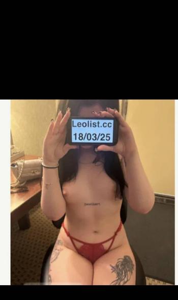 NaomieXO, 19 Caucasian/White female escort, Kingston